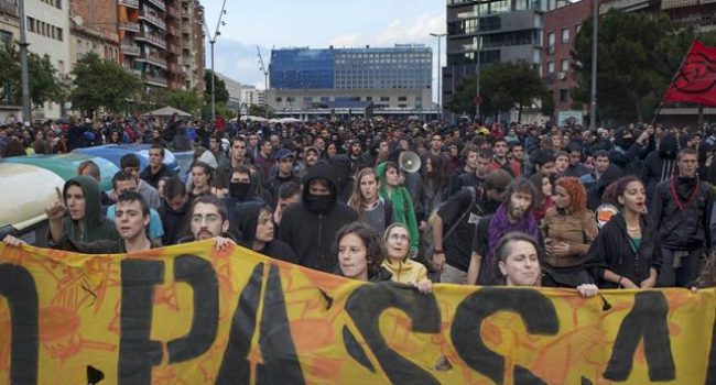 4.000 personas se manifestaron para mostrar su apoyo al centro social Can Vies. Foto: Víctor Serri (La Directa)