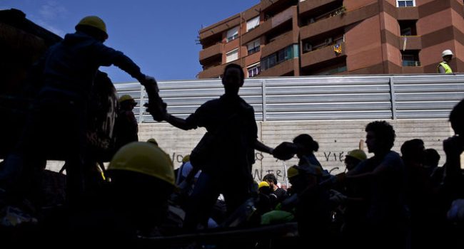 Vecinos y activistas reconstruyen el edificio de Can Vies. Foto: Enric Català