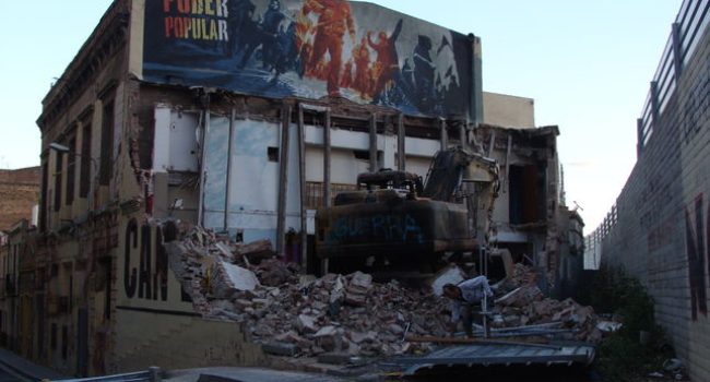 l edificio de Can Vies después de la demolición de la mitad del inmueble y la torre superior / Lali Sandiumenge (Wikimedia Commons)