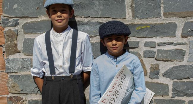 Dos repartidores de periódicos de la recreación de la inauguración de la Estación de Canfranc. Foto: Rocío Durán
