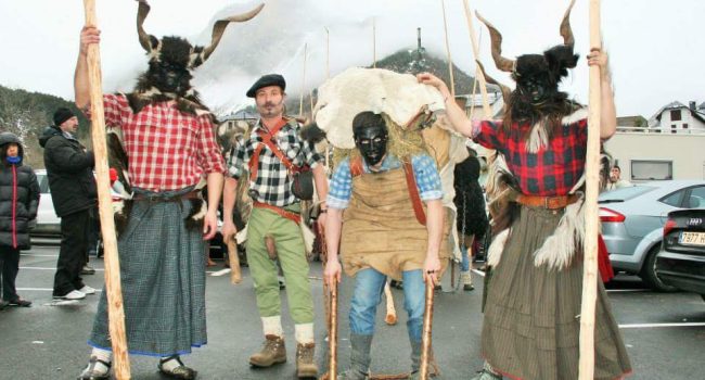 Trangas, onso y domador en el Carnaval de Bielsa | Foto: Ayuntamiento de Bielsa