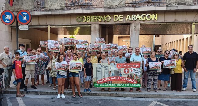 Vecinos y vecinas de La Cartuja Baja durante la concentración ante el Gobierno de Aragón en defensa de la atención primaria | Foto: AV Jerónima Zaporta