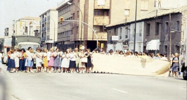 Las mujeres de Casetas cortan el tráfico en la carretera general. Imagen de archivo de la AV Casetas.