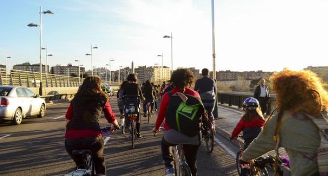 Actividad de las Bielas Salvajes por las calles de Zaragoza. Foto: Bielas Salvajes.
