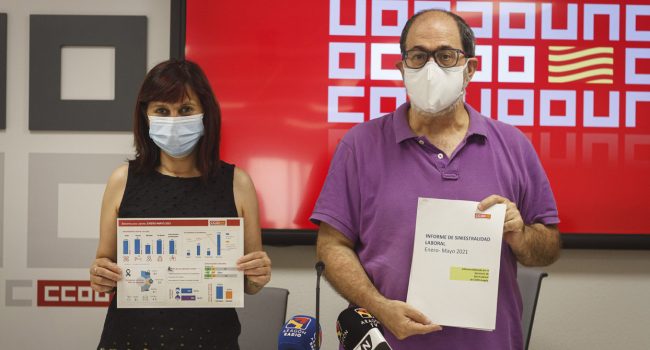 Luis Clarimón y Teresa Seral durante la presentación del informe. Foto: CCOO Aragón