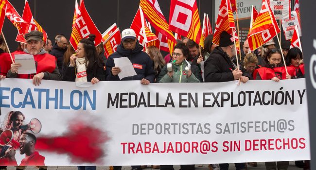 Concentración a las puertas de Decathlon en Puerto Venecia de Zaragoza | Foto: CCOO