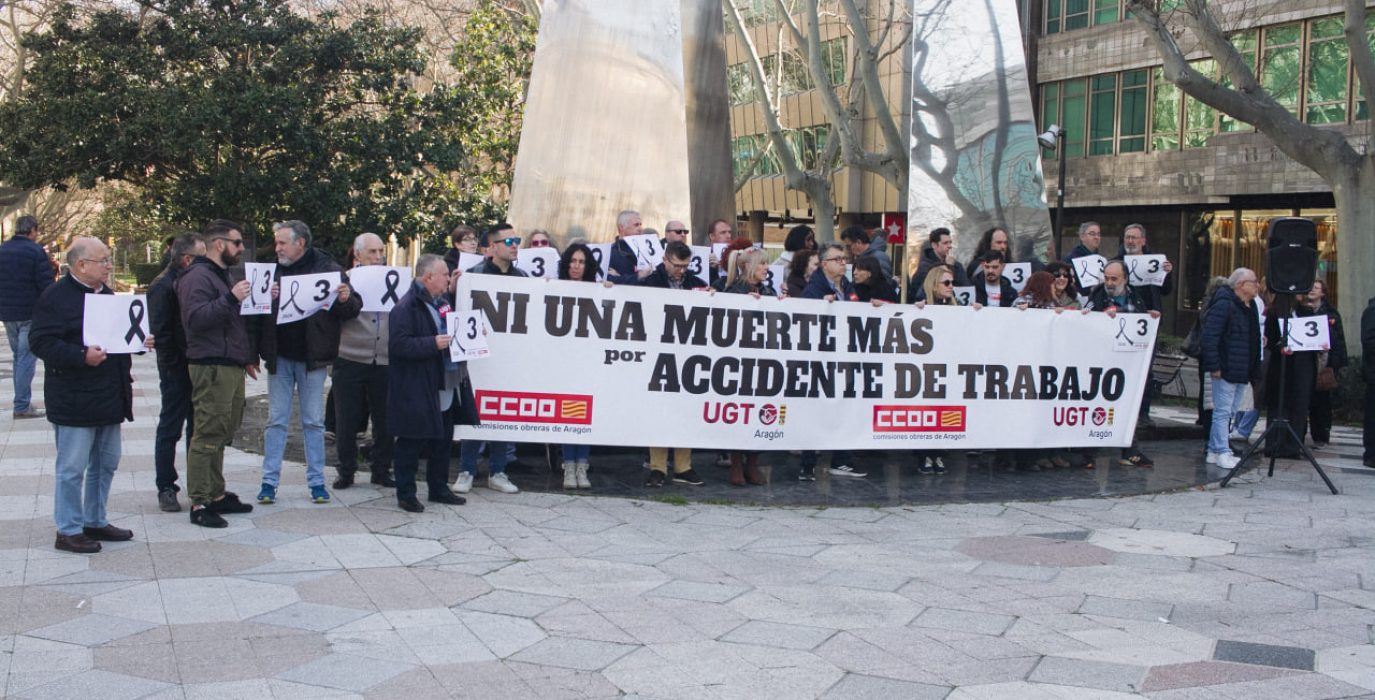 Concentración de CCOO y UGT en Zaragoza tras la última muerte en el trabajo | Foto: CCOO