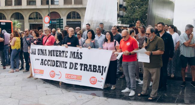 "Ni una muerte más en el trabajo". CCOO y UGT se han vuelto a concentrar este lunes en Zaragoza.