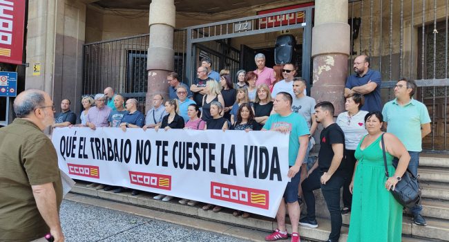 "Que el trabajo no te cueste la vida". CCOO se ha concentrado este martes en Zaragoza en repulsa por la muerte de otro trabajador | Foto: @CCOOAragon
