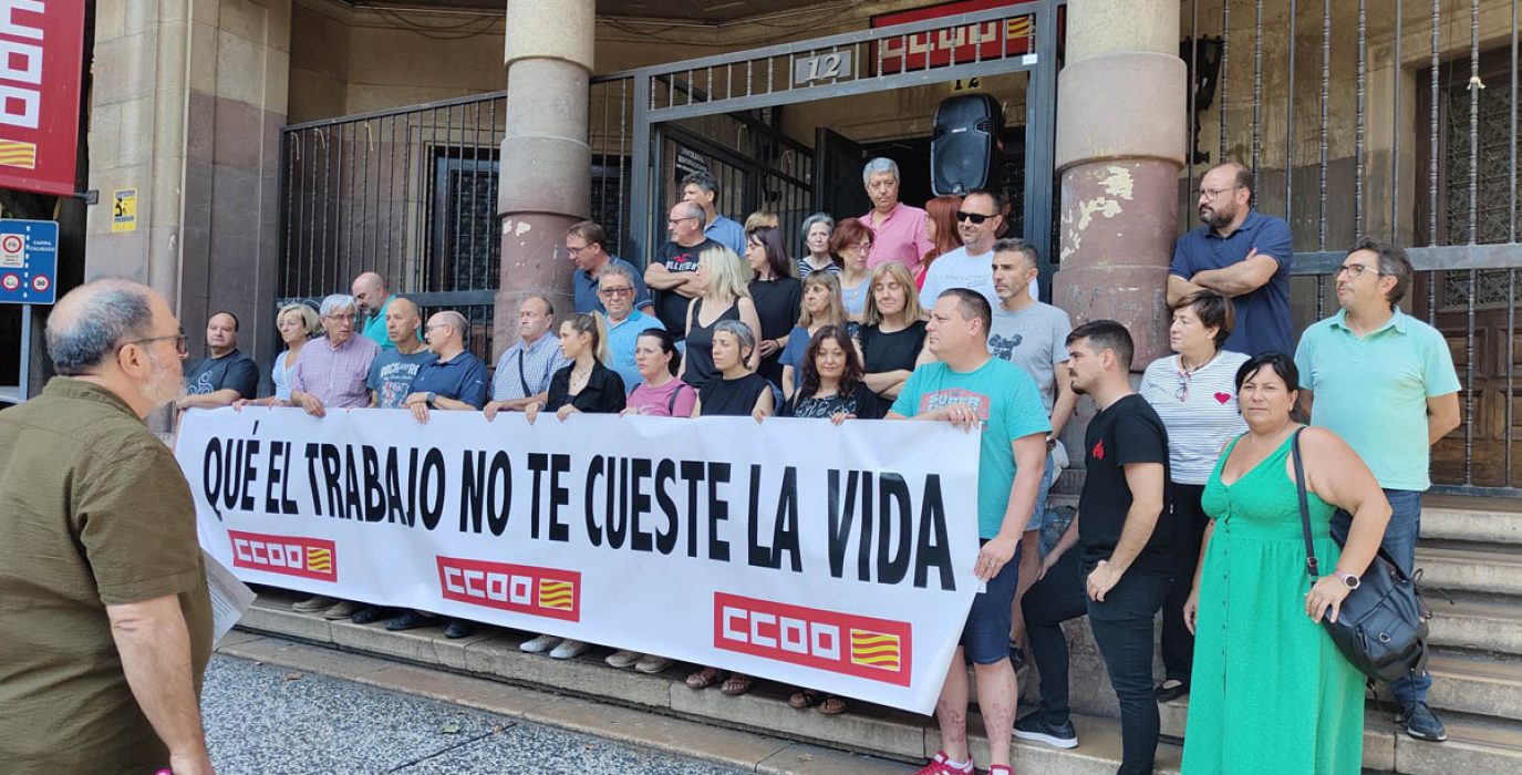 "Que el trabajo no te cueste la vida". CCOO se ha concentrado este martes en Zaragoza en repulsa por la muerte de otro trabajador | Foto: @CCOOAragon