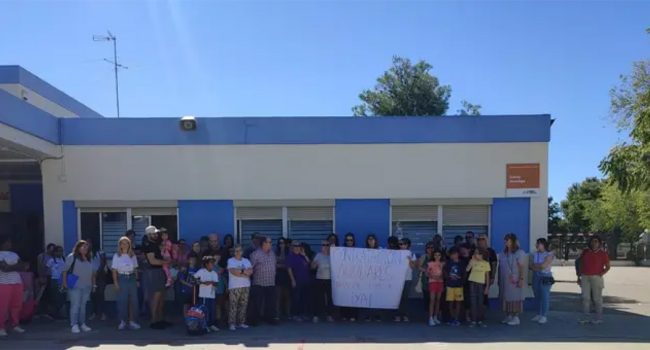 Concentración a las puertas del CEIP Gloria Arenillas de Zaragoza.