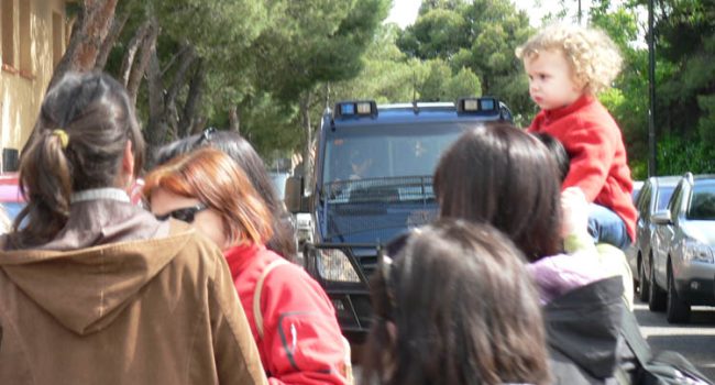 19 mayo 2013.- Agentes de la policía española identificaron a padres y madres de Marea Verde en Torrero. Foto: José Antonio García (Timu)