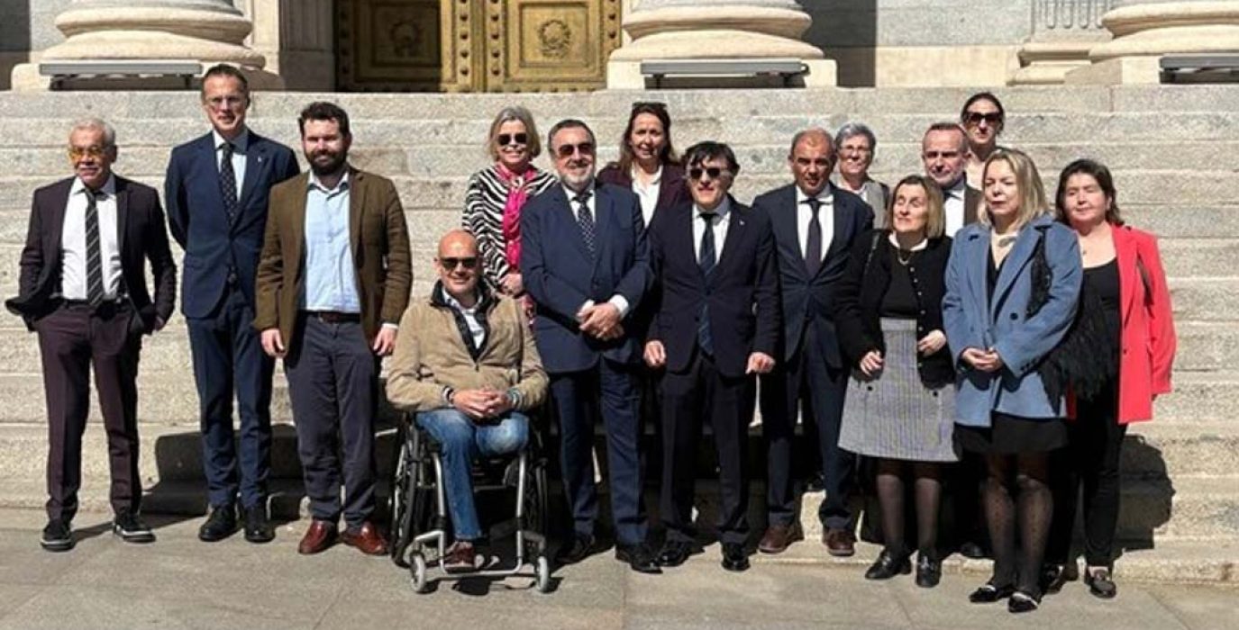 Representantes de CEPES a a las puertas del Congreso de los Diputados