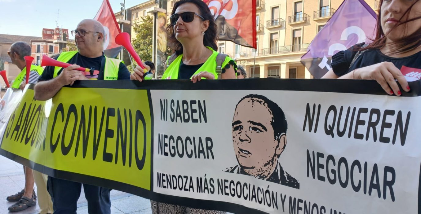 Personal laboral del Ayuntamiento de Zaragoza en una concentración | Foto: CGT