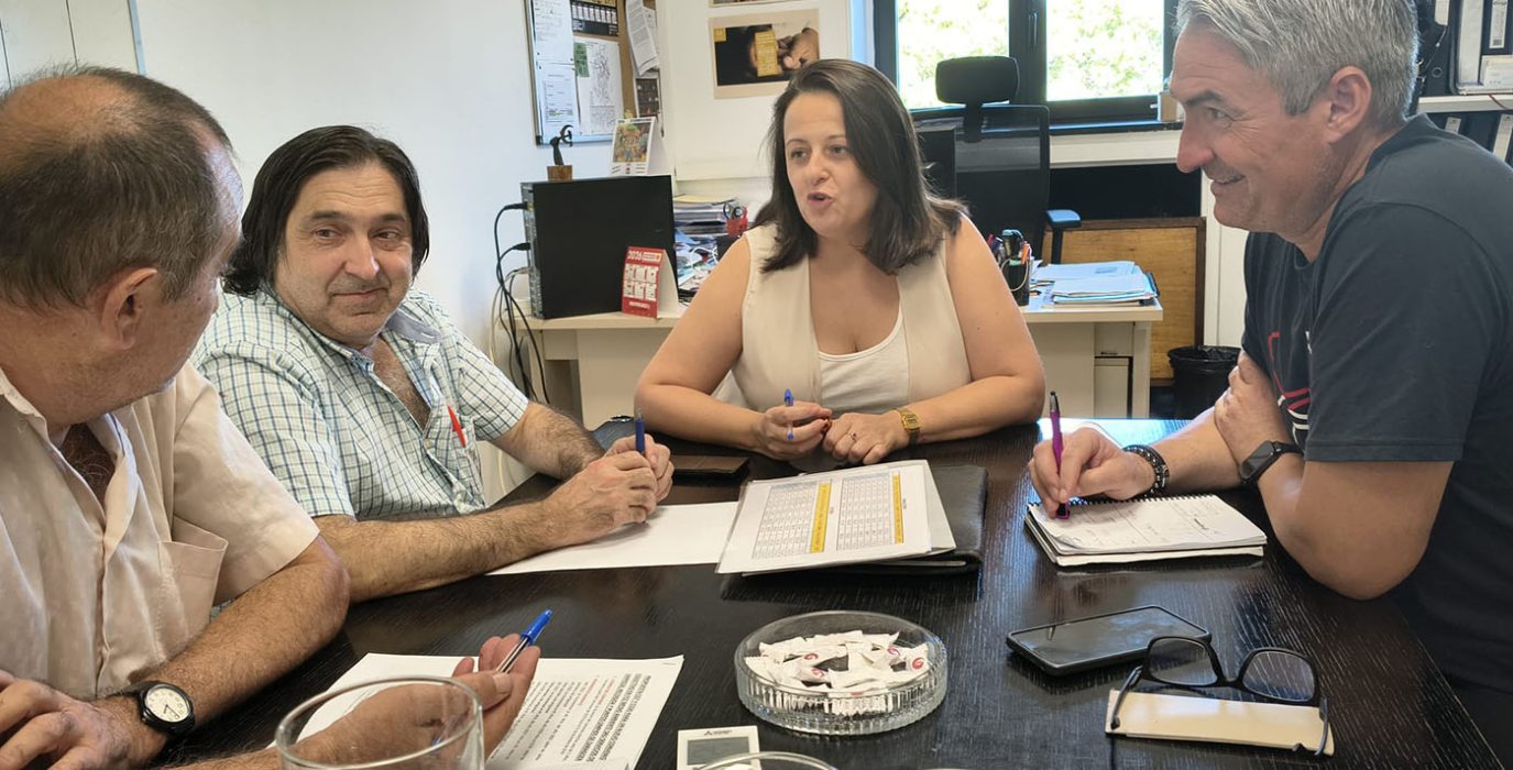 Representantes de CGT y CCOO durante la reunión con ZeC.
