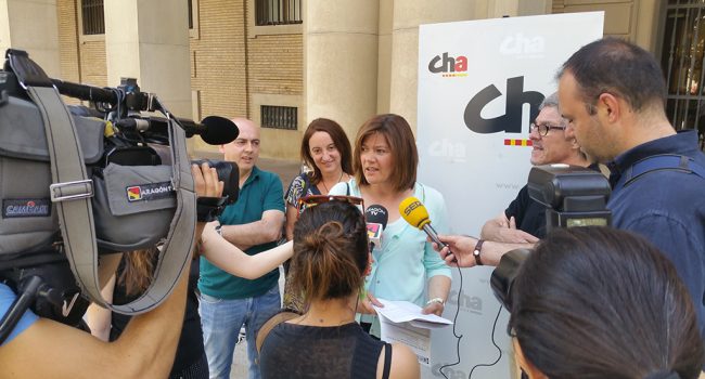 Jaime, Labordeta, Martínez y Briz, en la puerta de Delegación.