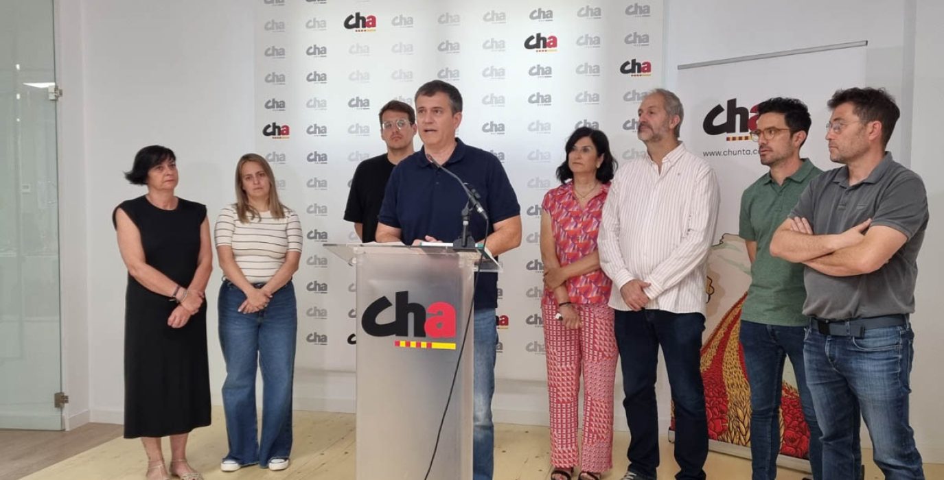 Palacín, Lasobras, Pueyo y el resto de la militancia de CHA en la inauguración de la nueva sede nacional en Zaragoza | Foto: CHA