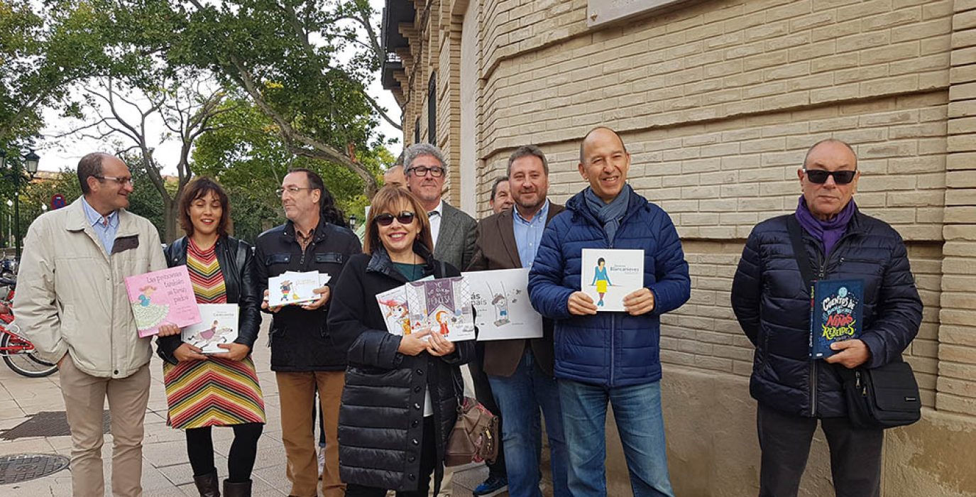 Acto de campaña de CHA junto a la placa de Amparo Poch en Zaragoza.