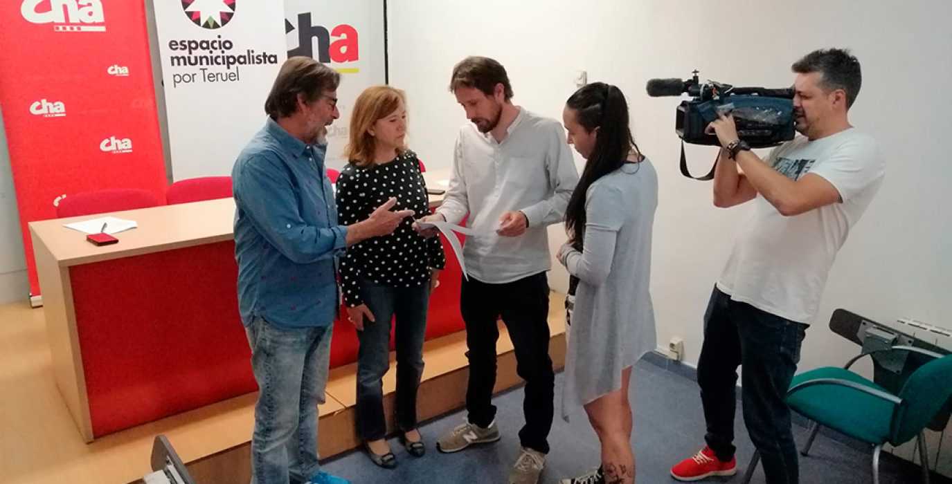 Los candidatos y candidatas atendiendo a los medios de comunicación | Foto: CHA-EMT