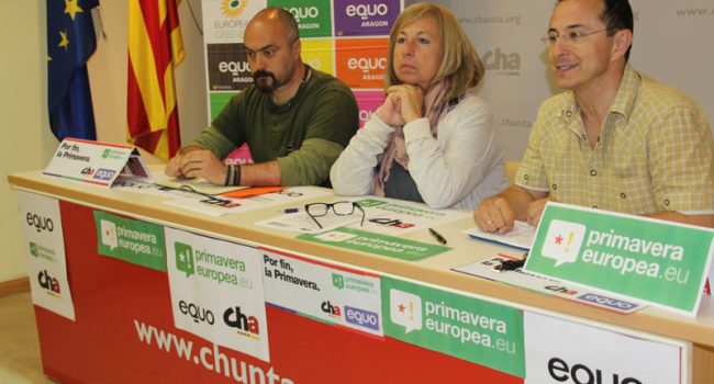 Imagen de la presentación en Uesca de la candidatura Primavera Europea con, de izquierda a derecha, Iñigo Aramendi (Equo), Marta Carrés (CHA) y Miguel Martínez Tomey (CHA).