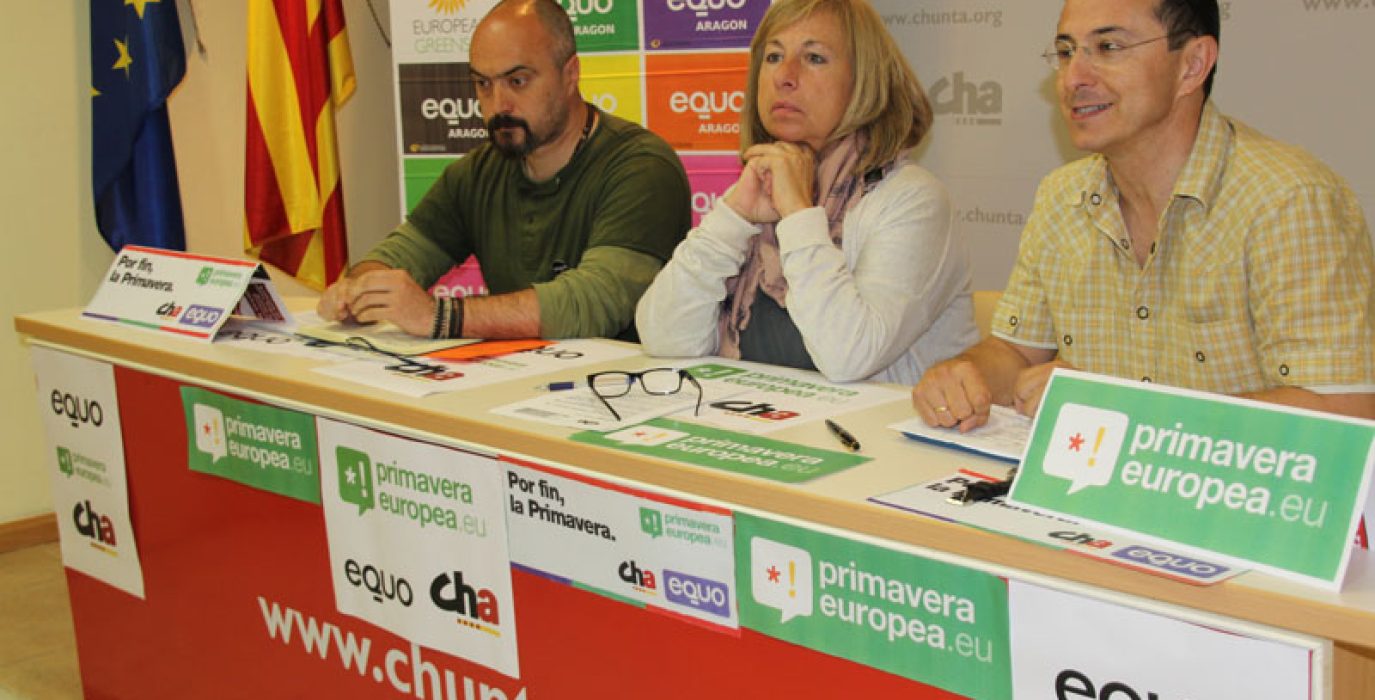 Imagen de la presentación en Uesca de la candidatura Primavera Europea con, de izquierda a derecha, Iñigo Aramendi (Equo), Marta Carrés (CHA) y Miguel Martínez Tomey (CHA).