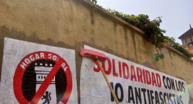 Carteles en solidaridad con los diez antifascistas detenidos y contra el Hogar Social.