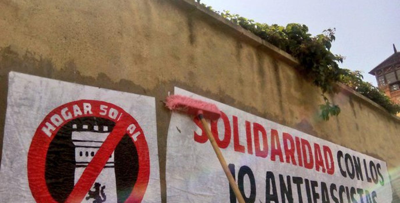 Carteles en solidaridad con los diez antifascistas detenidos y contra el Hogar Social.