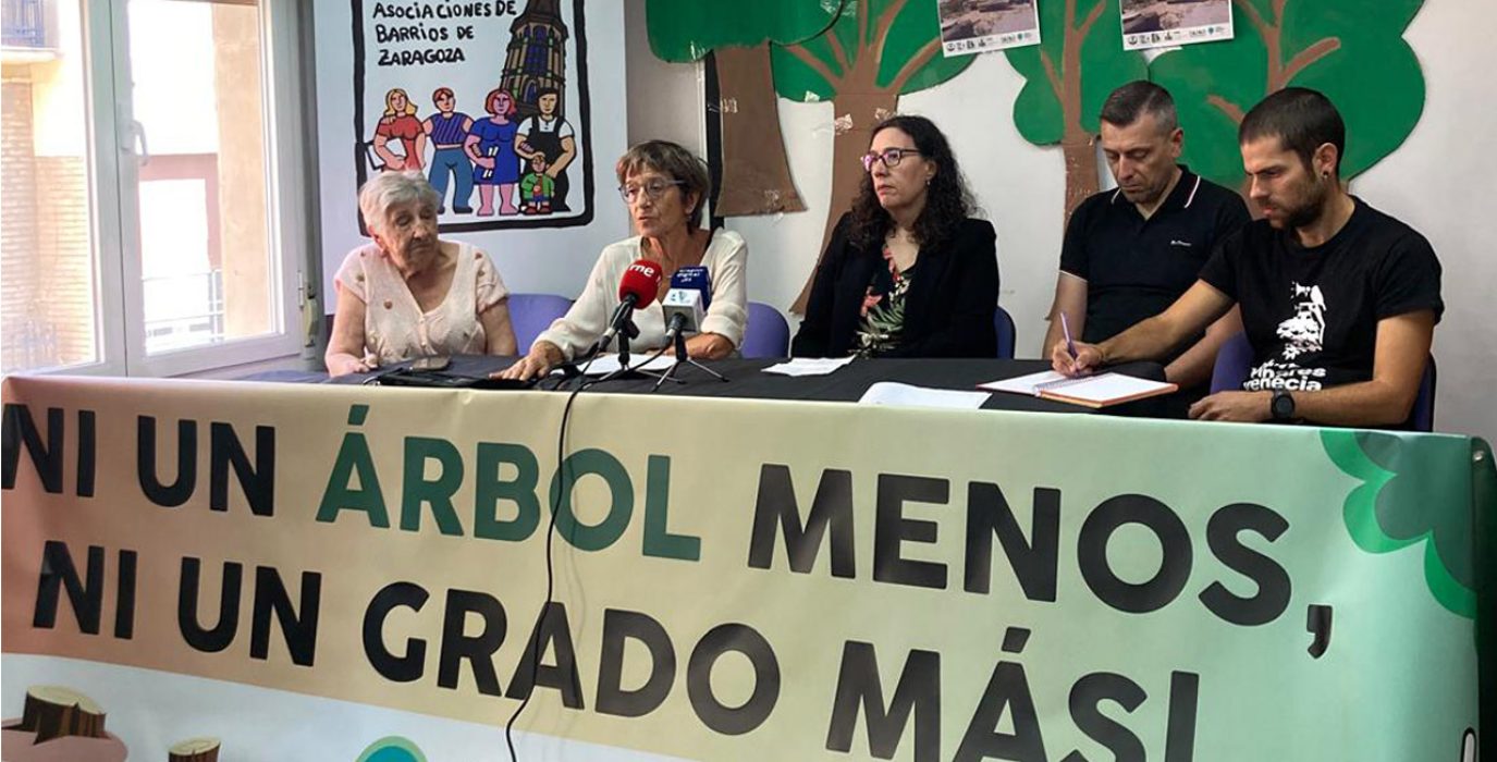 Representantes de las organizaciones y colectivos que integran la Alianza por la Emergencia Climática de Aragón, durante la rueda de prensa en la FABZ.