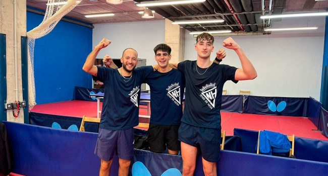 Tres jovenes del CN Helios posan con los puños en alto