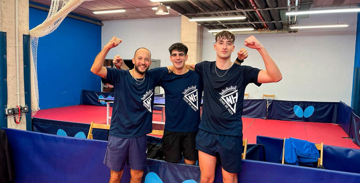 Tres jovenes del CN Helios posan con los puños en alto