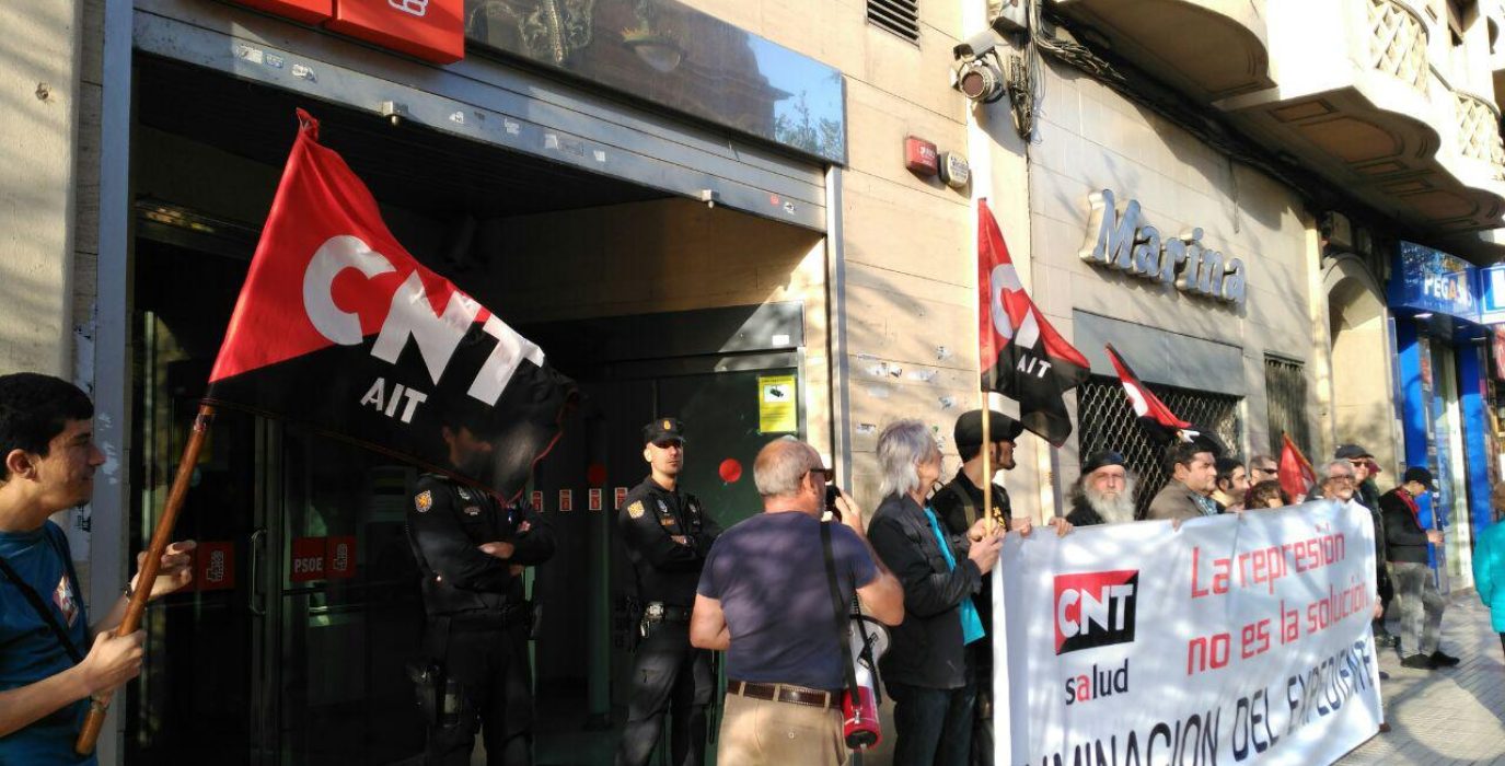 Concentración anterior de la sección de CNT en el SALUD, ante la sede del PSOE. Foto: CNT.
