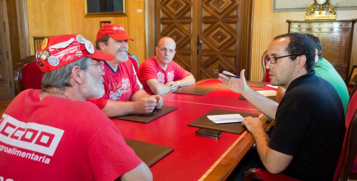 Representantes de los trabajadores y trabajadoras de Coca Cola con Alberto Cubero.