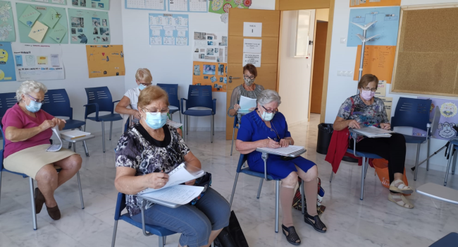Mujeres en uno de los centros de COCEDER.
