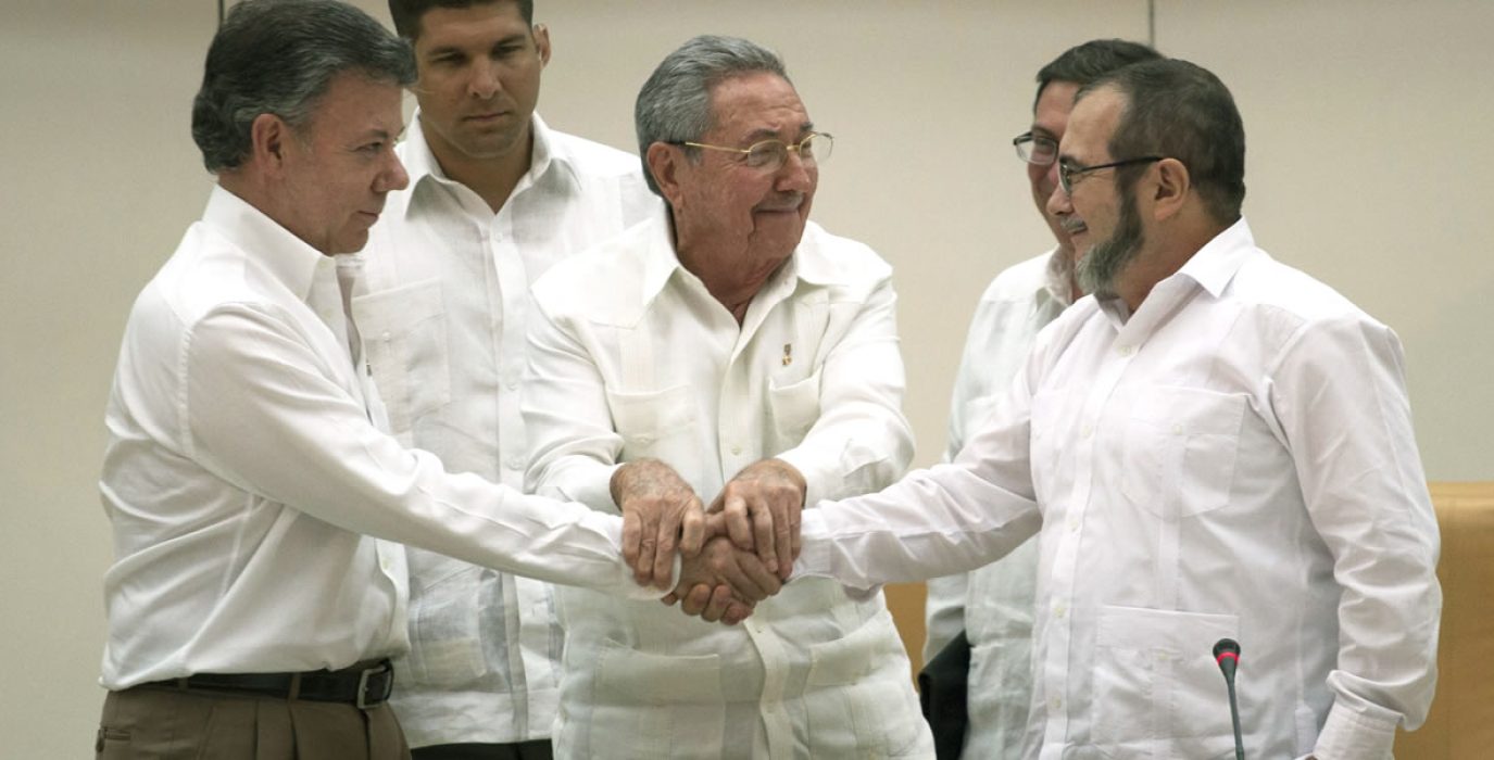 De izquierda a derecha: Juan Manuel Santos, Raúl Castro y Rodrigo Londoño "Timochenko". Foto: Gobierno de Colombia
