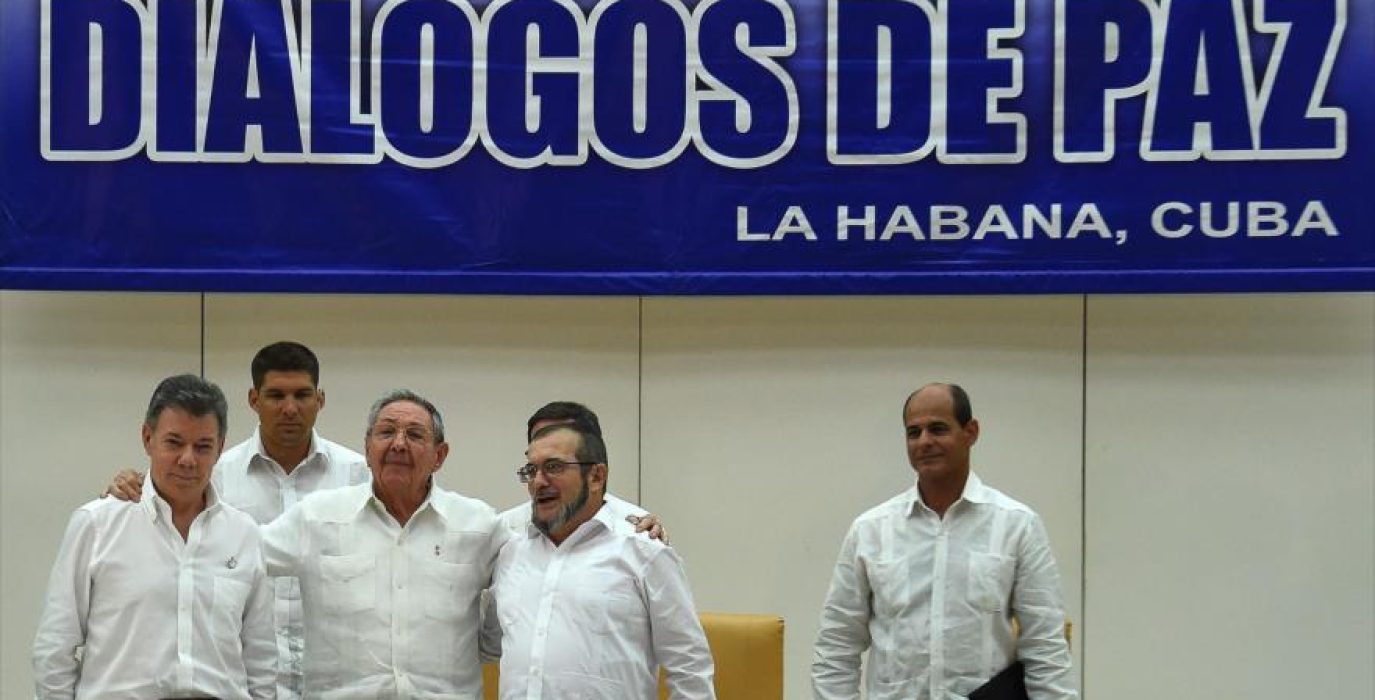 De izquierda a derecha, Juan Manuel Santos, Raúl Castro y Timoleon Jimenez, el 23 de septiembre de 2015. Foto: TeleSur
