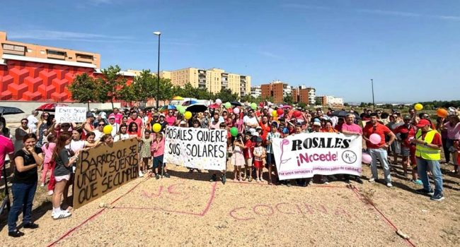(Archivo) Concentración realizada por los vecinos y las vecinas de Rosales del Canal en junio de 2025 | Foto: AV Entrelagos