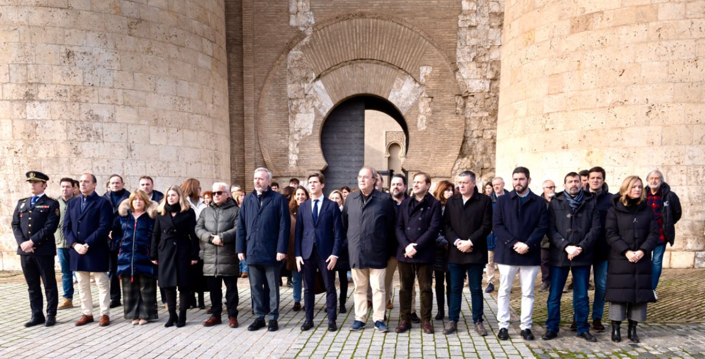 Minuto de silencio a las puertas de las Cortes de Aragón minuto de silencio en señal de respeto y recuerdo por la tragedia ocurrida en Adamuz | Foto: DGA