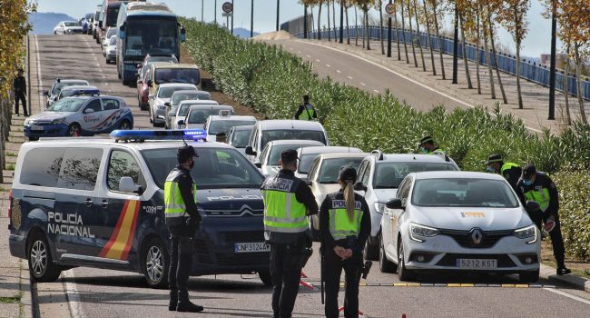Control del CNP en una de las salidas de la capital aragonesa. Foto. DGA