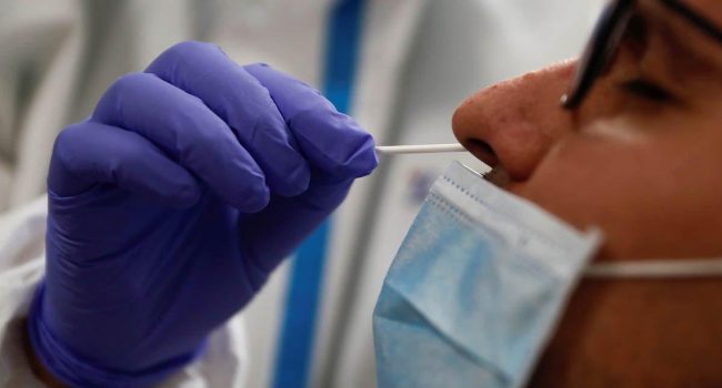 Prueba PCR realizada a un paciente. Foto: Sanidad