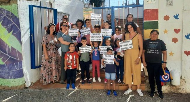 Imagen de archivo de una movilización en el CRA Tres Riberas "por una educación inclusiva" para reclamar más auxiliares. | Foto: CRA Tres Riberas
