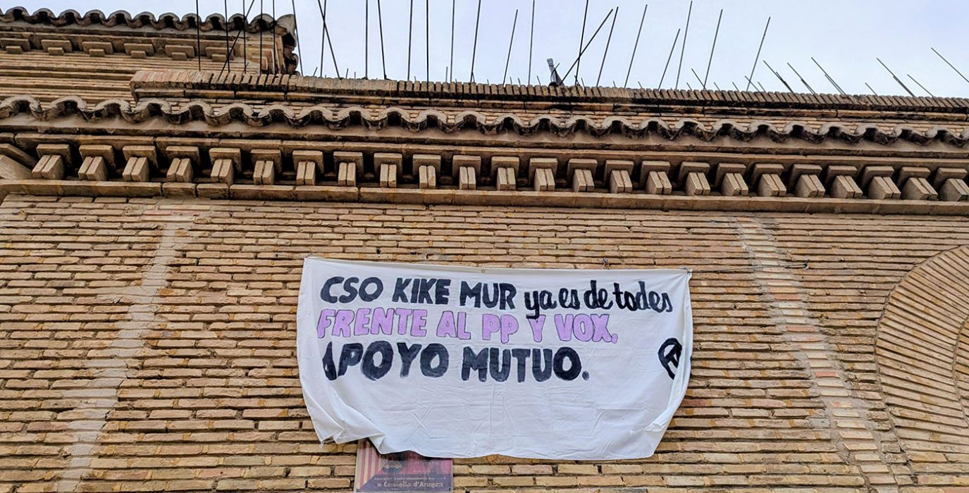 Pancarta colocada en la antigua cárcel de Torrero en apoyo al CSO Kike Mur | Foto: AraInfo