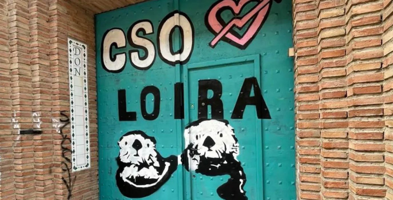 Puerta de entrada al CSO Loira.