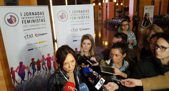 Belén Barreiro atiende a los medios durante las Jornadas Feministas de Zaragoza. Foto: @igoiz17 (AraInfo)