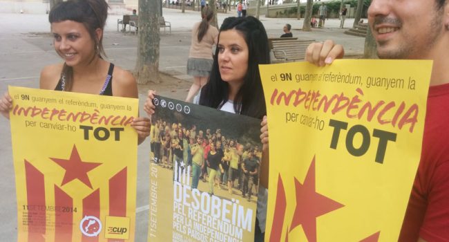 Representantes de la CUP, con Isabel Vallet en el centro, portando los carteles