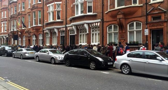 Colas ante el consulado de Londres. Foto: Marea Granate.