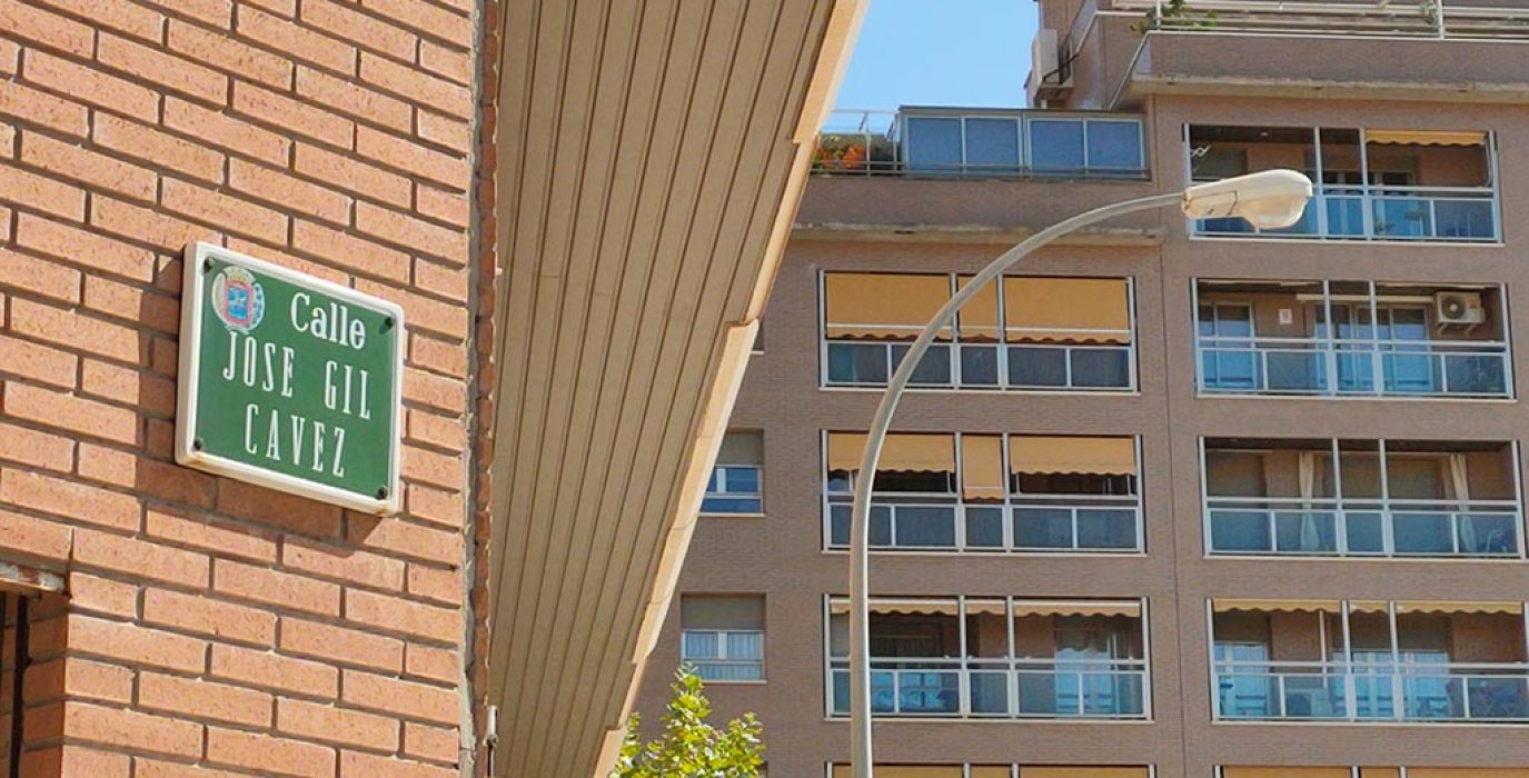 Placa de la calle José Gil Cávez en Uesca