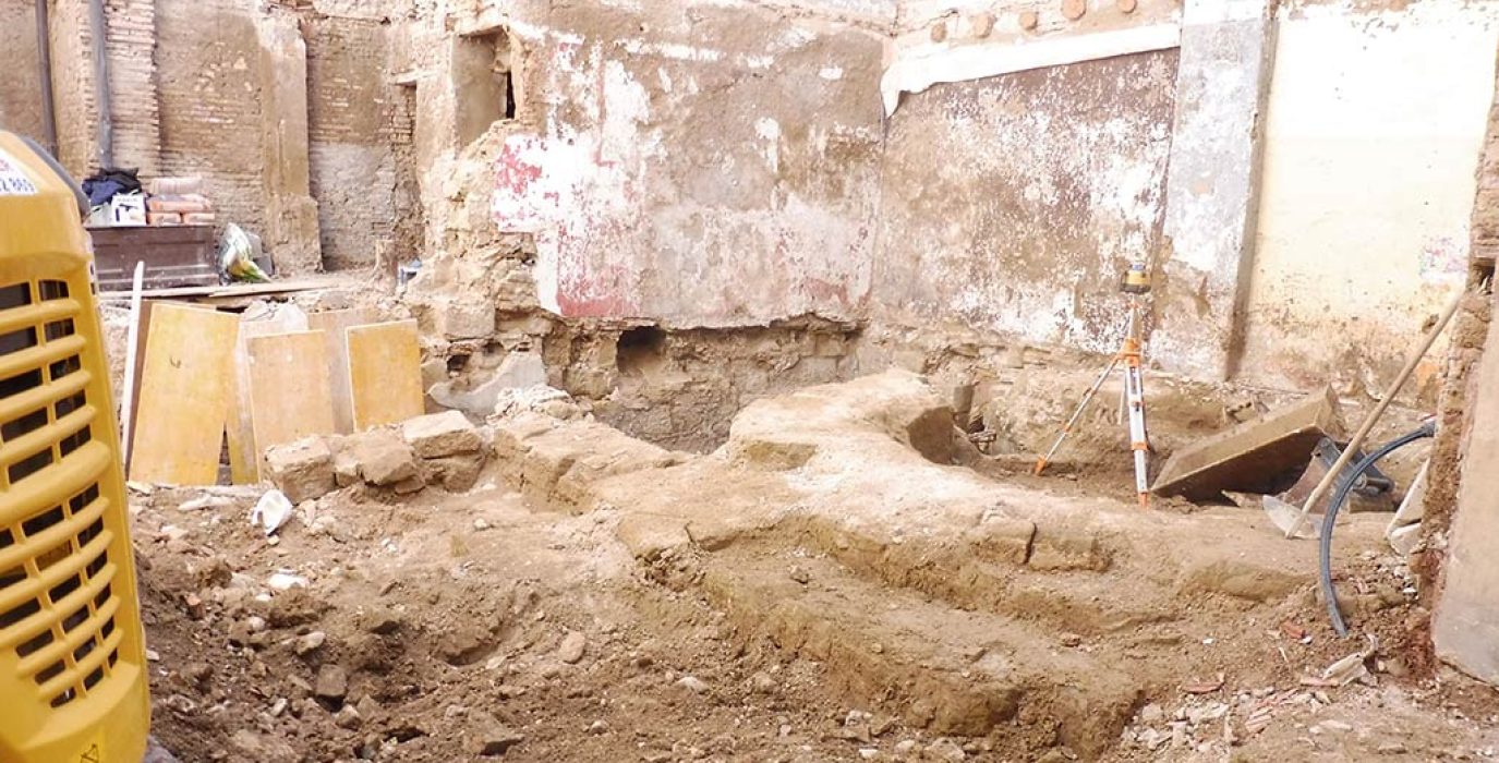 Unas obras en una calle han destapado unas ruinas en Uesca
