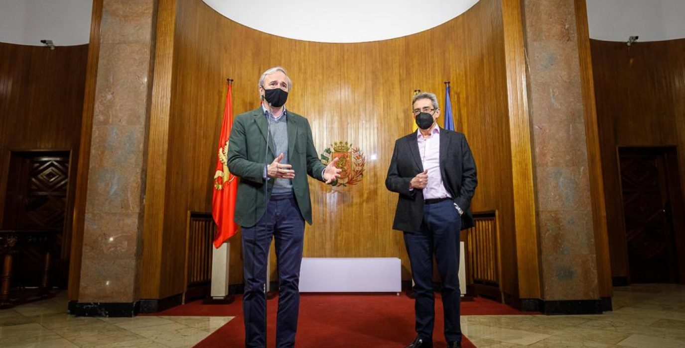 Jorge Azcón, alcalde de Zaragoza, y Julio Calvo, portavoz de Vox en el Ayuntamiento | Foto: Daniel Marcos (Ayuntamiento de Zaragoza)
