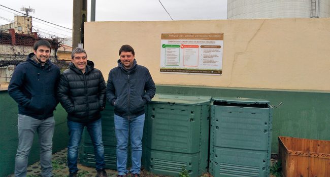 Los concejales de Cambiar Binéfar Carlos Arroyos, Txema Isábal y Daniel Isábal, junto a las composteras.