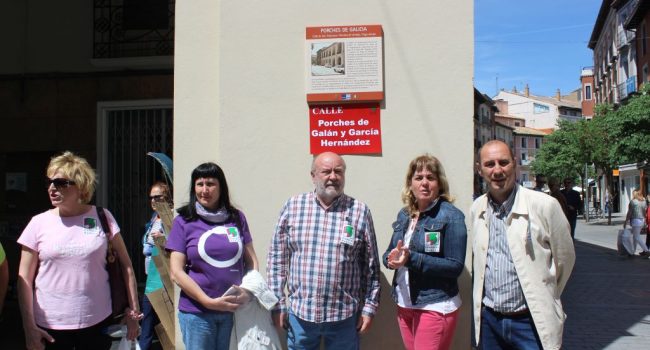 Simbólico cambio de la nomenclatura callejera franquista en los Porches Galicia.